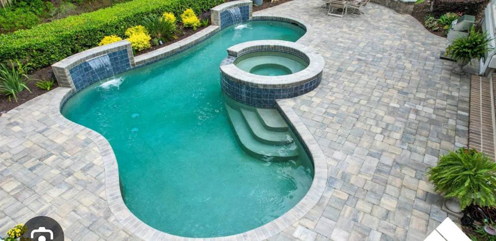 Swimming pool with spillway and integrated spa in Rivonia